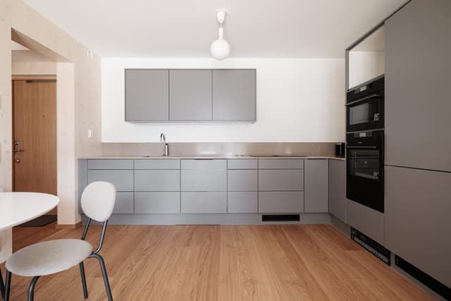 Modern lägenhetsinteriör och privat uteplats på Kungsholmen.