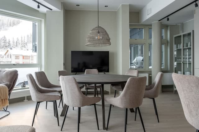 Ski-in ski-out lägenhet i Åre med stilren interiör, fullt utrustat kök, modernt badrum och bergsutsikt