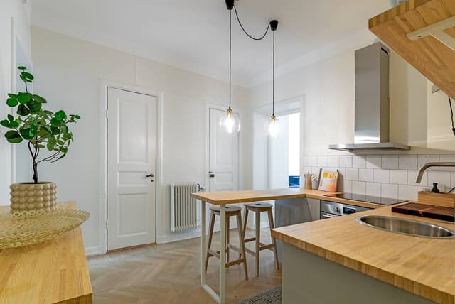 Lägenhet på Södermalm: kök med frukostbar, sovrum, matplats, vardagsrum, planlösning, badrum, balkong