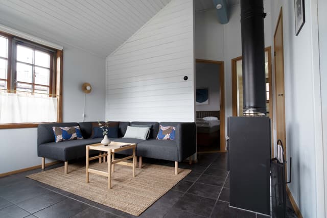 Vardagsrum, kök, huvudsovrum, andra sovrummet, badrum i en skandinavisk stuga i Åre.