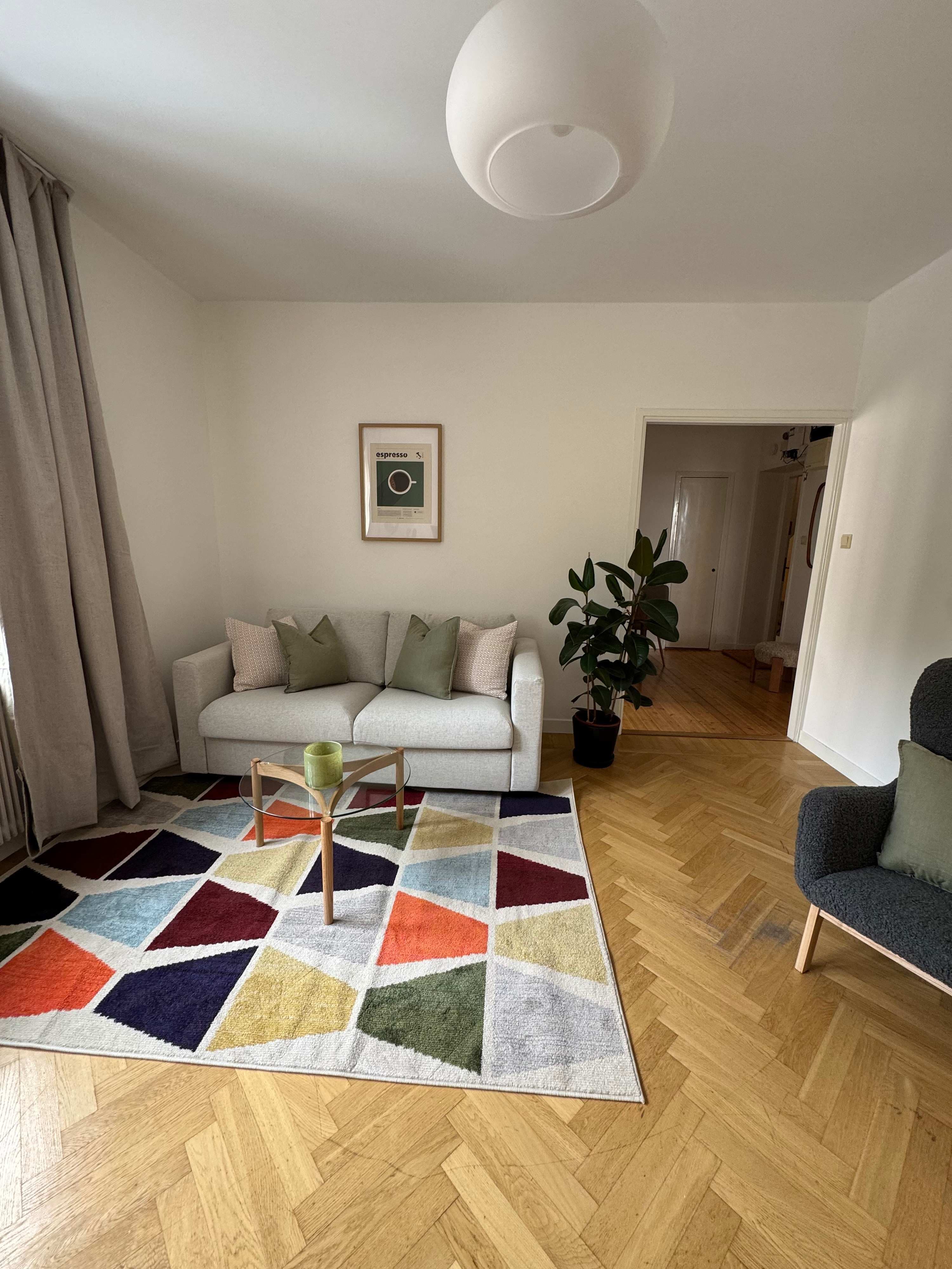 enrummare i Sundbyberg, mysigt vardagsrum, modernt kök, naturutsikt, 10 min tåg till Stockholm