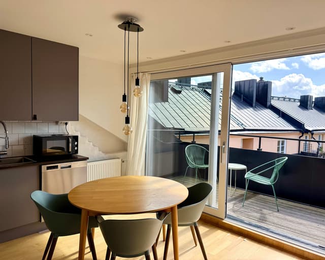 Öppen planlösning kök och matplats i en tvåa på översta våningen i centrum