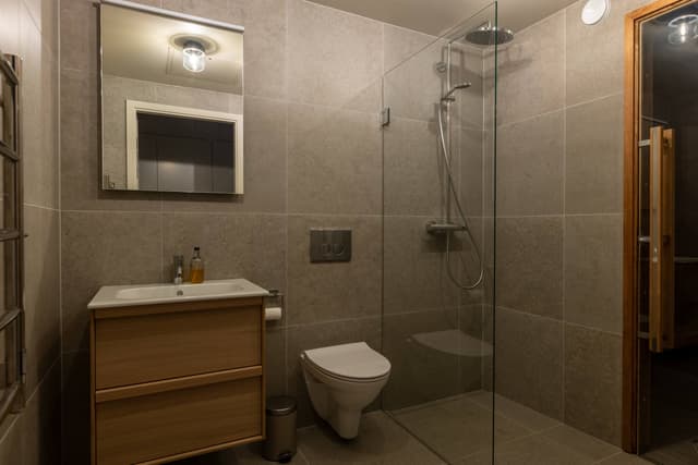 Family-friendly two-room apartment in Åre center with sauna, dual bathrooms and ski storage