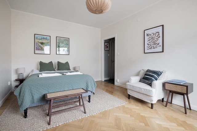 Stockholm studiolägenhet, 140 cm säng, matbord för två, kompakt kök, fåtölj, hall