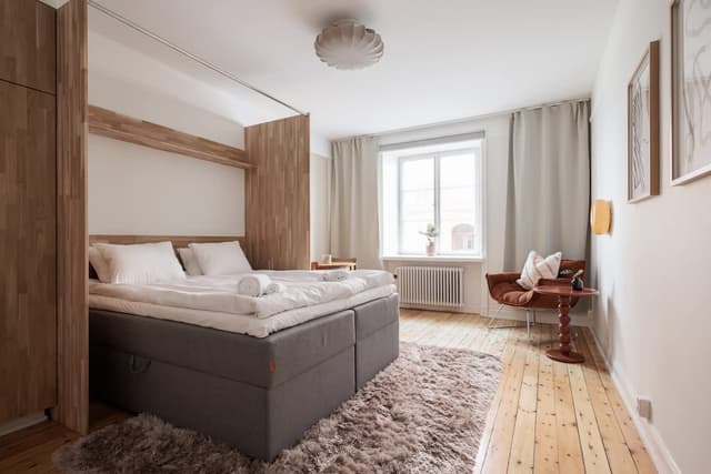 Interiör av smart studio i Vasastans historiska byggnad vid St. Eriksplan, Stockholm