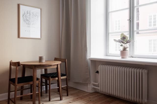 Interiör av smart studio i Vasastans historiska byggnad vid St. Eriksplan, Stockholm