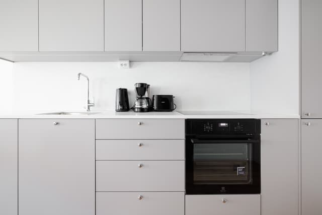 Ljust vardagsrum, modernt kök, mysigt sovrum och fräscht badrum i SoFo-lägenhet, Stockholm