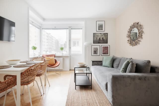 Vardagsrum med 160 cm bäddsoffa i Stockholmslägenhet