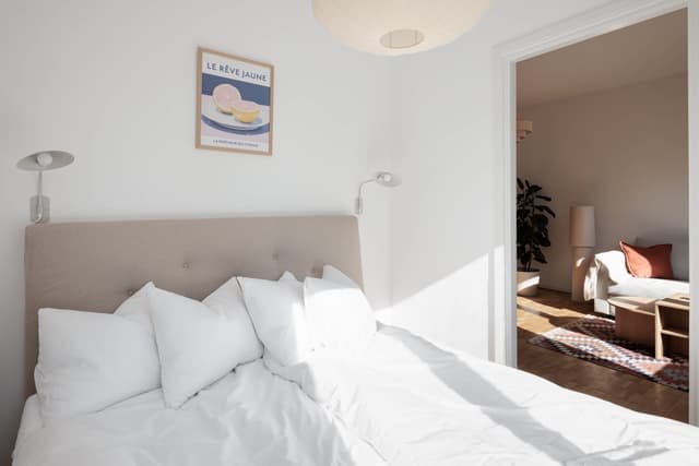 Privat balkong i mysig Sundbyberg-lägenhet omgiven av natur