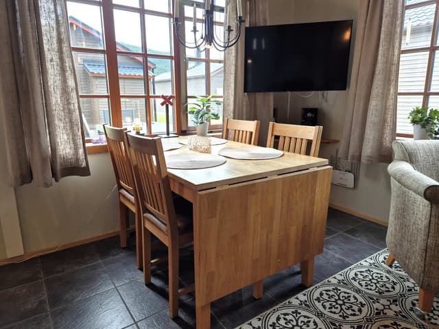 Detached cabin in Åre Strand near the lake with fireplace, patio, and easy walk to Åre slopes and cafés