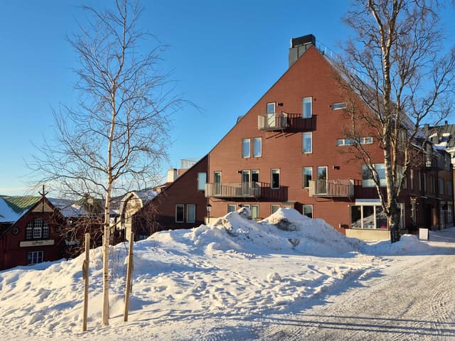 Modern duplex apartment in central Åre with lake view, rooftop terrace and private sauna near ski lifts
