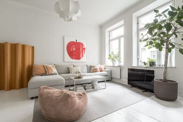 Tvårumslägenhet med privat balkong mot innergården i Vasastan, Stockholm