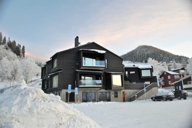 Modern apartment in Åre near the square with fireplace, private sauna, balcony and easy access to ski lifts.