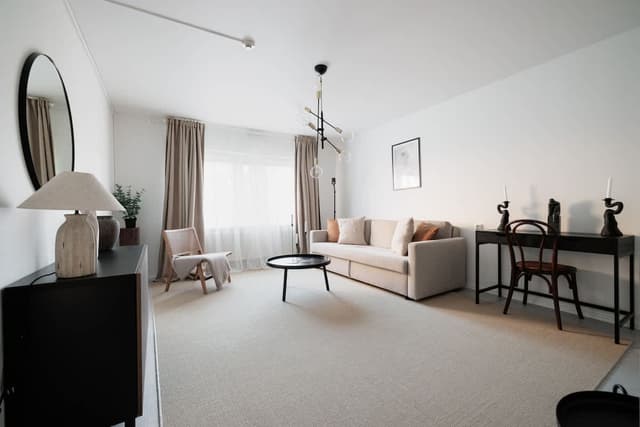 Studio på Södermalm med dubbelsäng, bäddsoffa, pentry, matplats och förvaringsutrymme