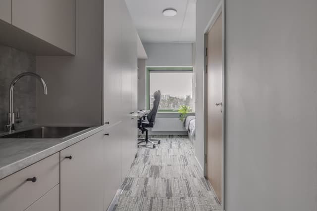 Terrass med sittplatser på HomeX Hotel Täby