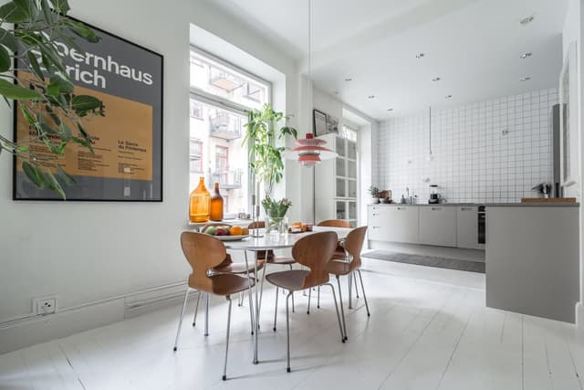 Tvårumslägenhet med privat balkong mot innergården i Vasastan, Stockholm