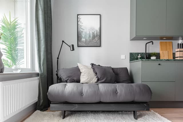 Stilig studiointeriör med balkong i Haga nära Karolinska och Hagaparken