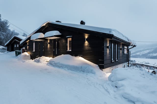 Ski apartment near VM6 and Kabinbanan lifts with patio, dishwasher, ski storage and free parking