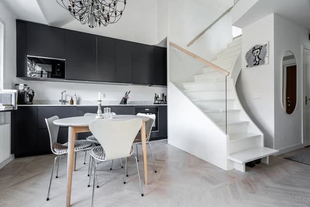 Södermalm Stockholmslägenhet med privat balkong och stadssilhuettutsikt