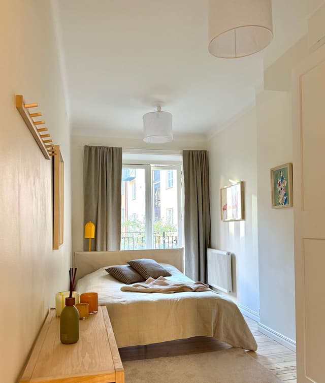 Lägenhet på Södermalm: kök med frukostbar, sovrum, matplats, vardagsrum, planlösning, badrum, balkong