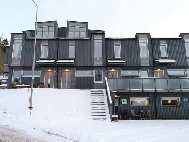 Two-level apartment in Granen, central Åre near Bergbanan, close to lifts and slopes, with private sauna.