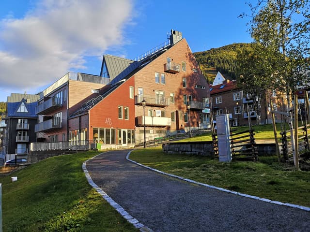 Modern duplex apartment in central Åre with lake view, rooftop terrace and private sauna near ski lifts