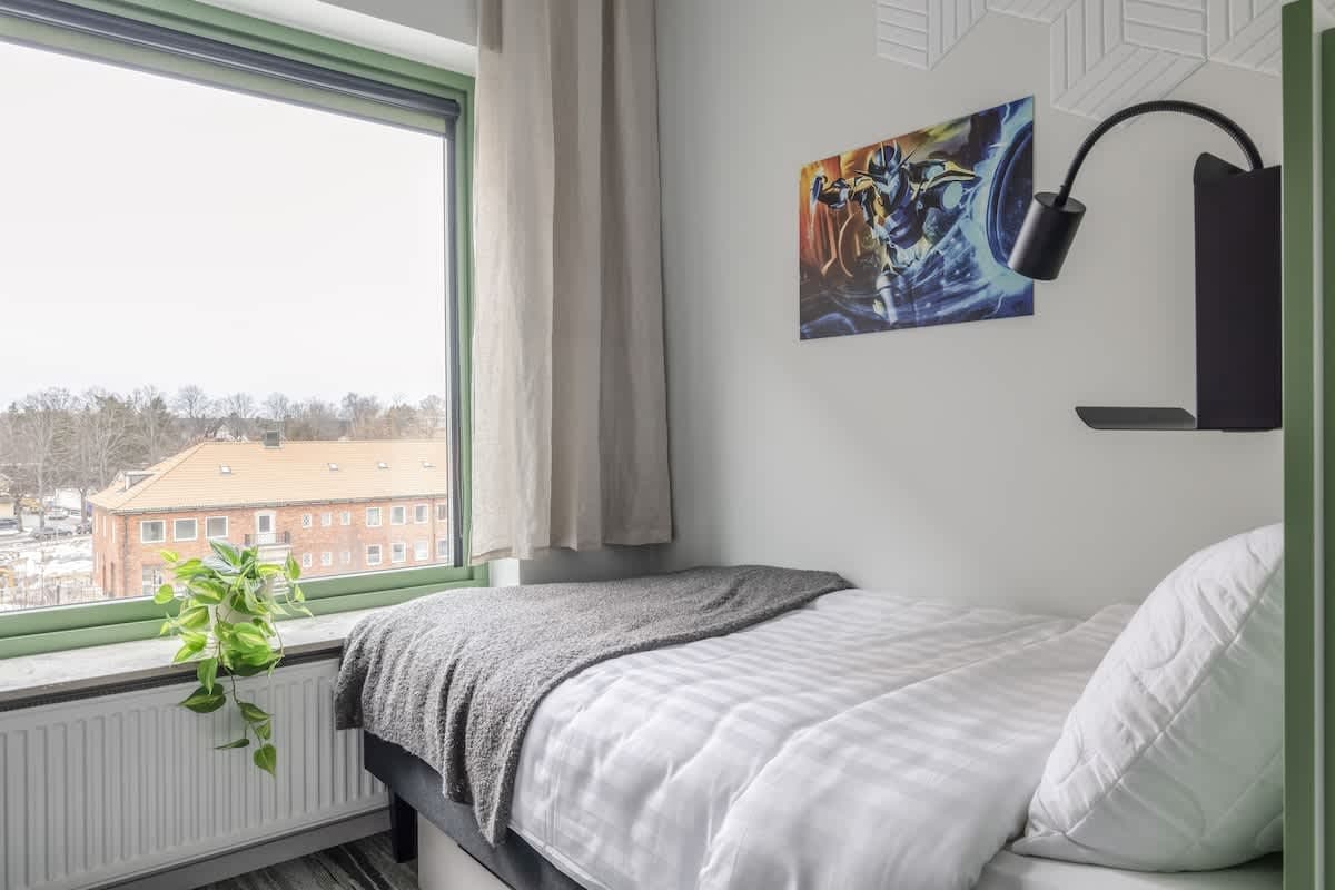 Terrass med sittplatser på HomeX Hotel Täby