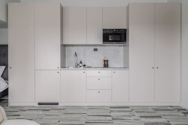 Studieboende på HomeX Hotel Täby med privat balkong, mezzanin-skrivbord, gemensamt kök och lounge