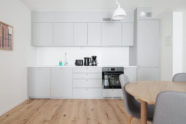 Balkongutsikt från modern SoFo-lägenhet i Södermalm, Stockholmsstad