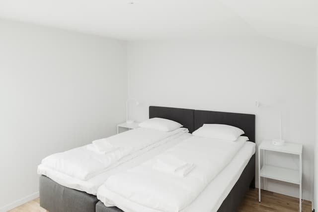 Loftallrum på Lidingö, minimalistisk inredning & naturligt ljus; modern köksdel; mysigt sovrum med arbetsyta