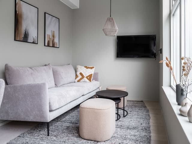 Exteriör av modern ski-in-lägenhet i Åre med fjällleder och skidbackar.