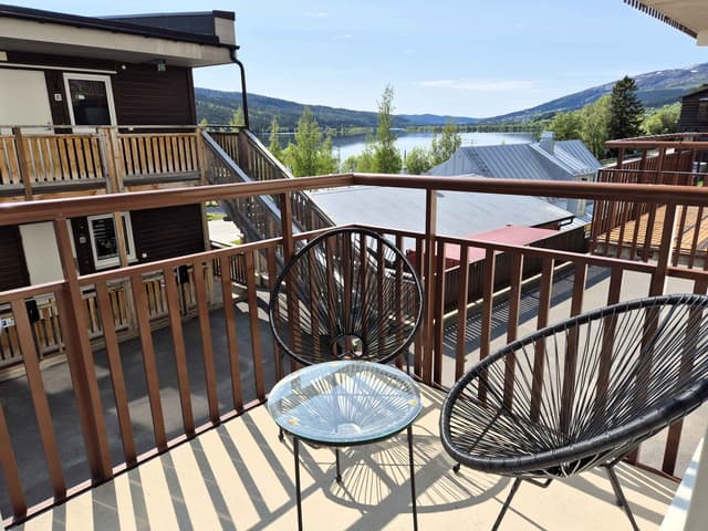 Central Åre apartment near ski lift, south-facing balcony with lake view