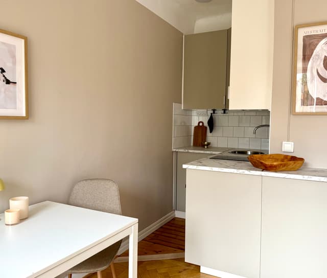 Mysig studio på Södermalm med balkong och kokvrå nära Vitabergsparken, Stockholm.