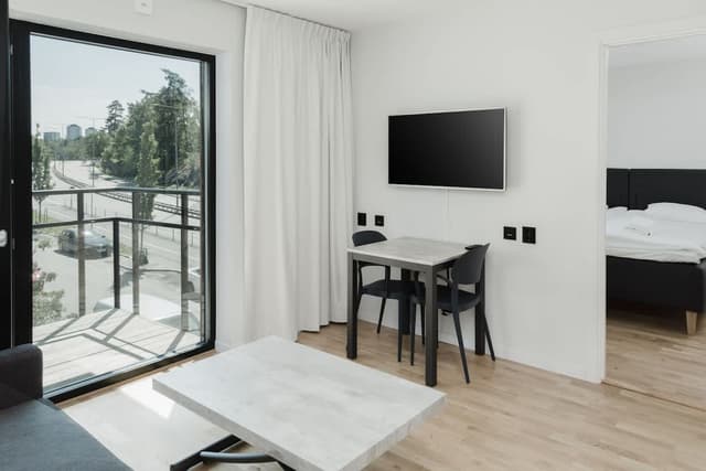 Modern etta med balkong på Lidingö, perfekt för distansarbete och avkoppling.