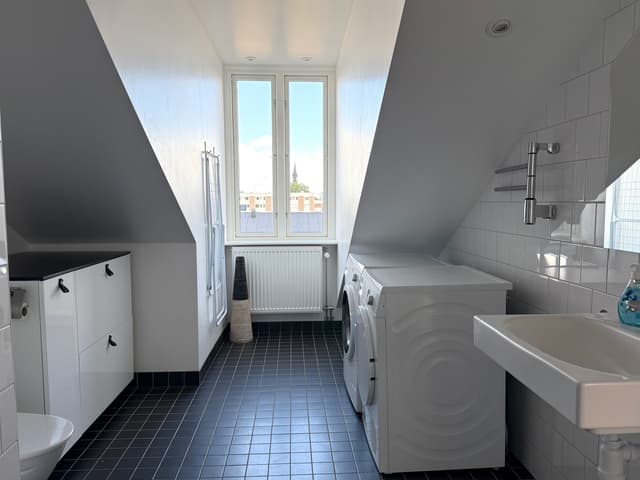 Öppen planlösning kök och matplats i en tvåa på översta våningen i centrum