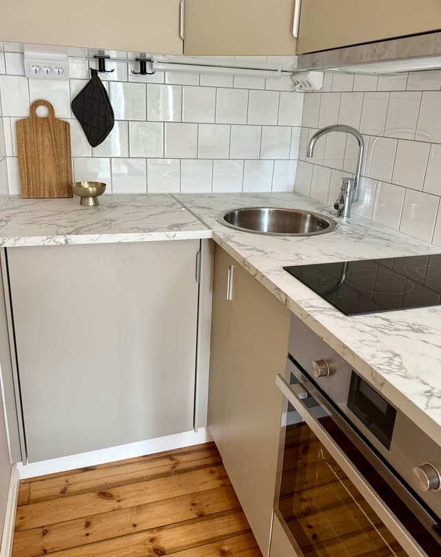 Mysig studio på Södermalm med balkong och kokvrå nära Vitabergsparken, Stockholm.