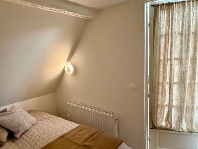 Ljust vardagsrum med konst, modernt kök, privat sovrum, loftsängar & takutsikt i Krakóws gamla stad