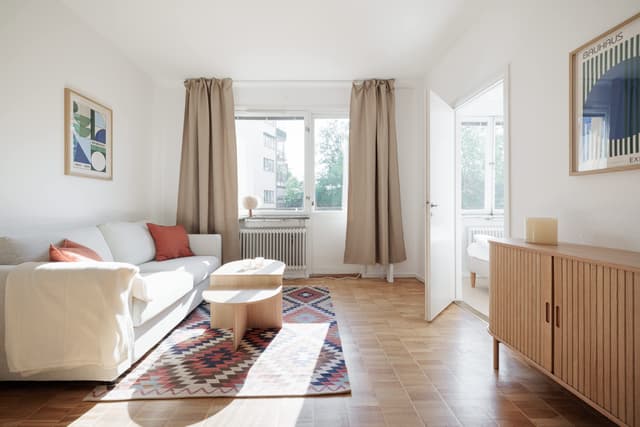 Privat balkong i mysig Sundbyberg-lägenhet omgiven av natur