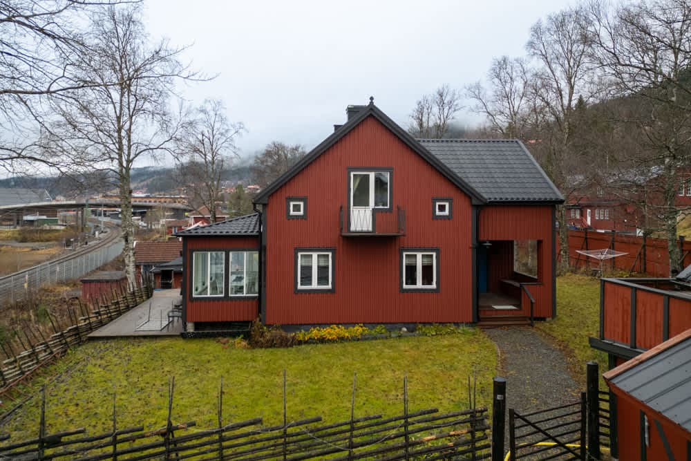 Åre skidhus exteriör, vy från balkong, bastu interiör, privat parkering