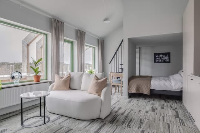 Studieboende på HomeX Hotel Täby med privat balkong, mezzanin-skrivbord, gemensamt kök och lounge