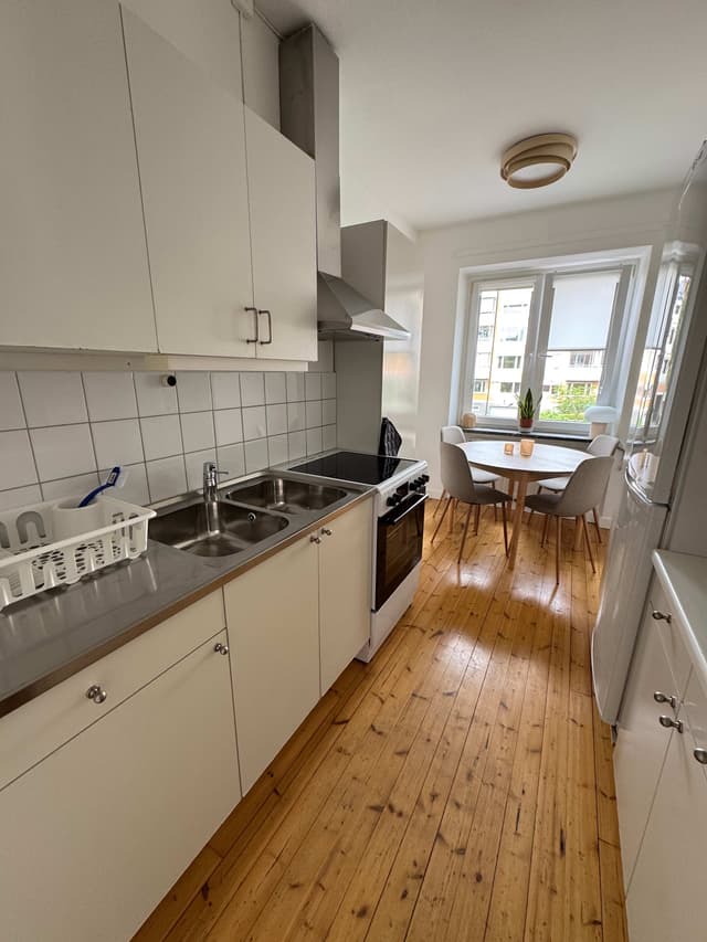 Mysig lägenhet med ett sovrum interiör i Sundbyberg med arbetsplats och separat kök