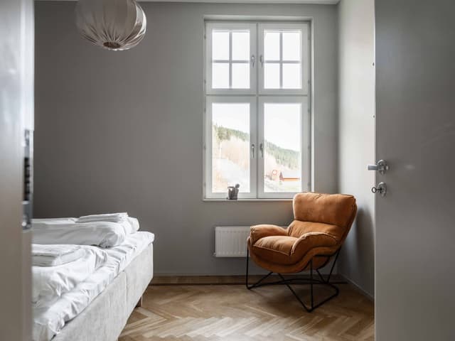 skid-in skid-out-lägenhet interiör, privat bastu, bergsutsikt