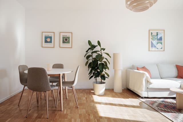 Privat balkong i mysig Sundbyberg-lägenhet omgiven av natur