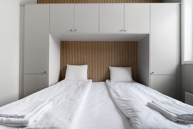 Ski-in ski-out-studio interiör i Åre, snöiga pister utanför, Åre by med restauranger och butiker