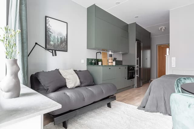 Stilig studiointeriör med balkong i Haga nära Karolinska och Hagaparken