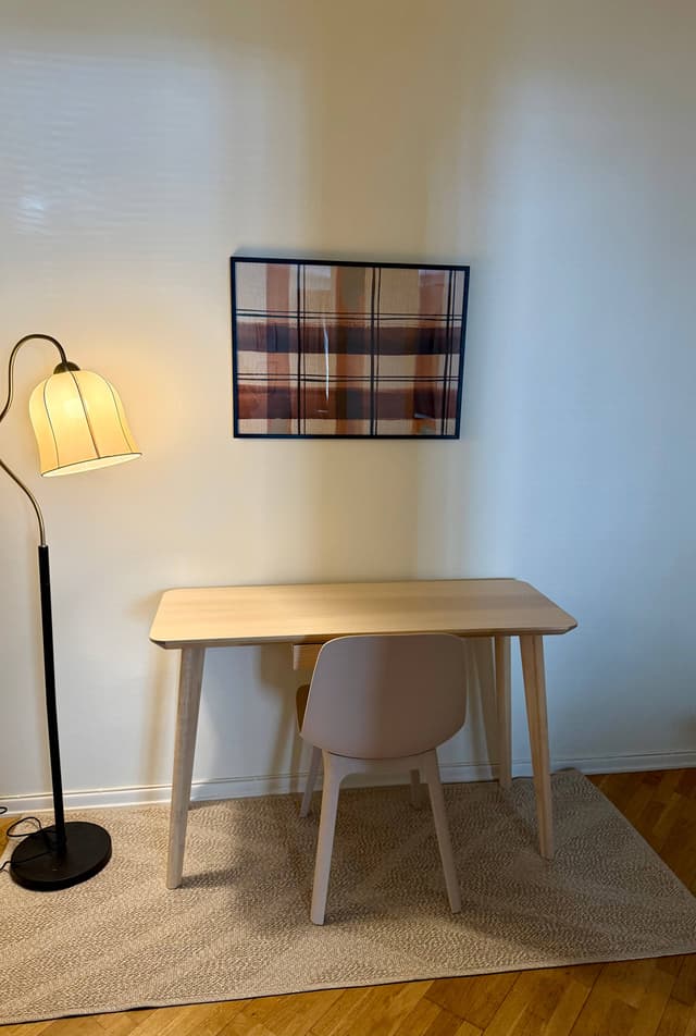 Studiointeriör i Södermalm, mysigt vardagsrum vid vattnet, modern pentry, kafégata i närheten