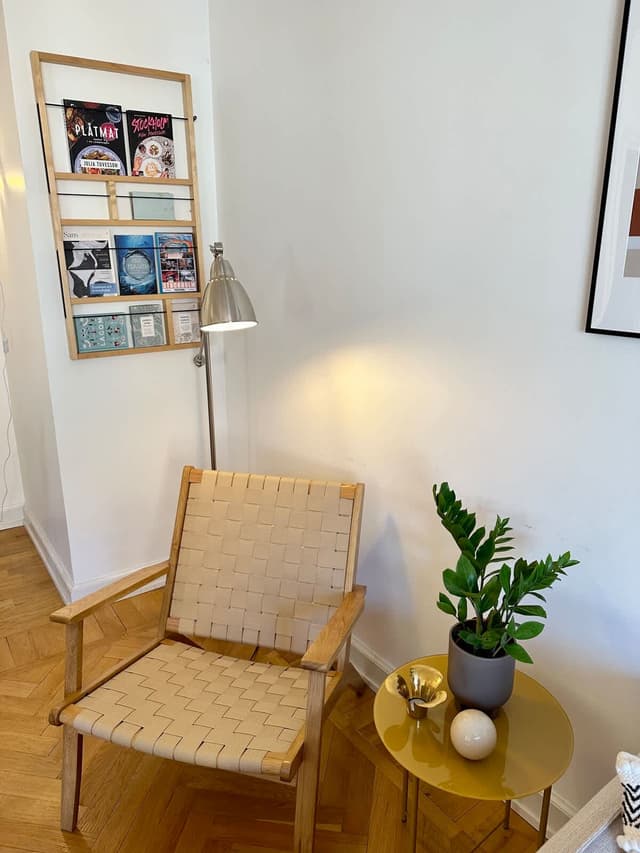 Vardagsrum i Södermalmslägenhet med matbord, bäddsoffa och läshörna