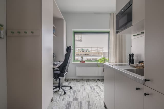 Gemensamt loungeutrymme med bekväma sittplatser på HomeX Hotel, Täby