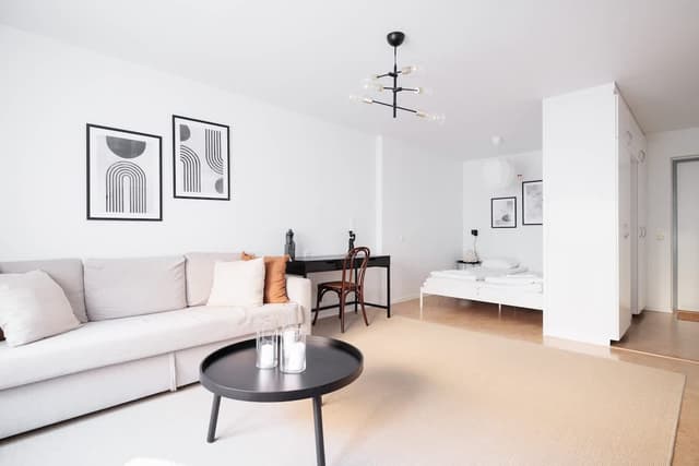 Studiointeriör i SoFo Södermalm med minimalistisk design, nära hantverksbutiker och kaféer.