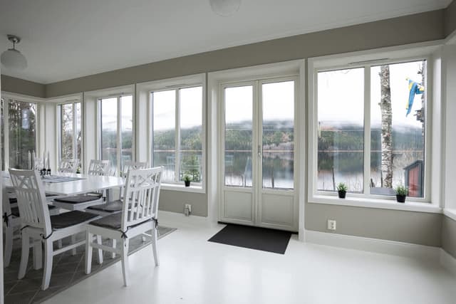 Åre skidhus exteriör, vy från balkong, bastu interiör, privat parkering